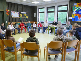 Symbolische Mantelteilung mit den Kommunionkindern (© Karl-Franz Thiede)